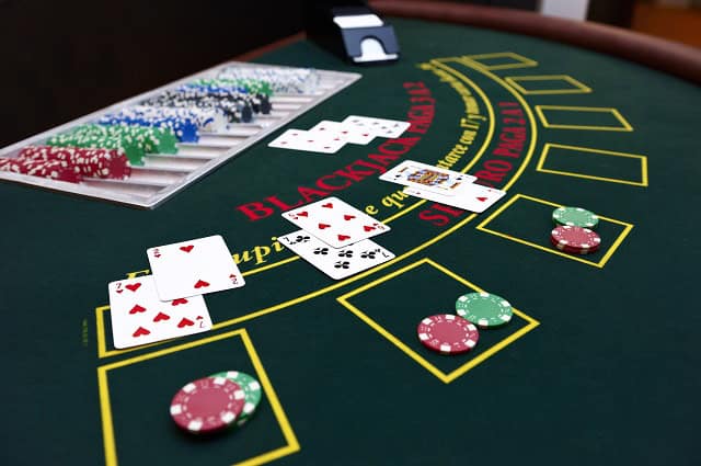 Bạn đừng chơi Blackjack theo cách này kẻo thua cực nhiều tiền